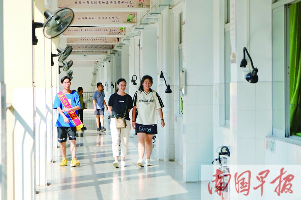 南宁多所高中推出开放日 家长考生探校忙